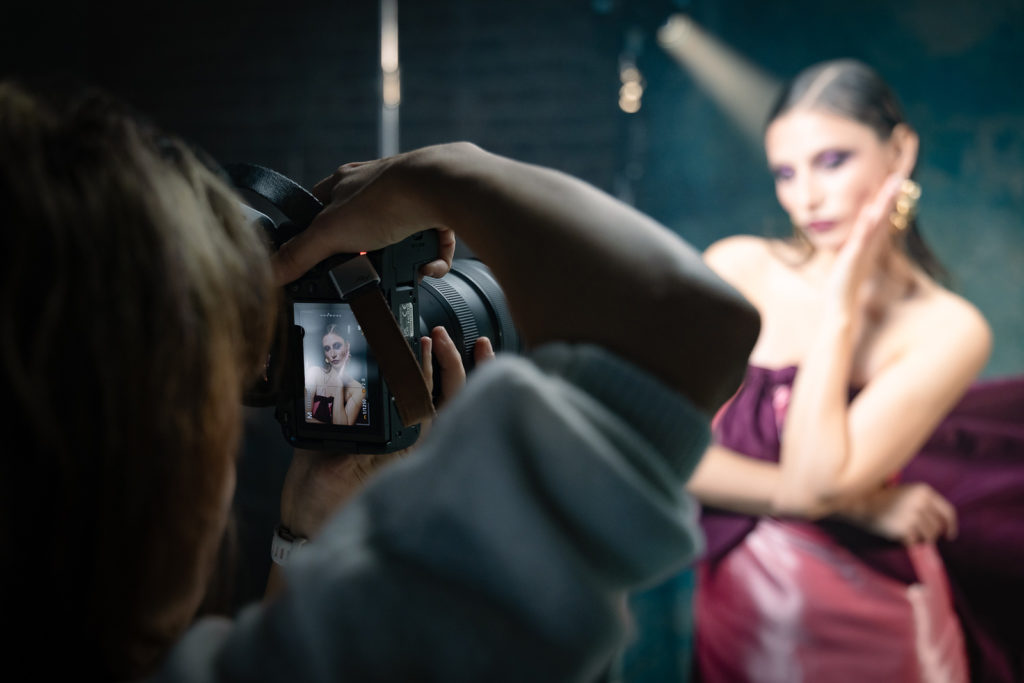 Зад кадър: фотограф снима модел в розова рокля на представянето на Canon EOS R5